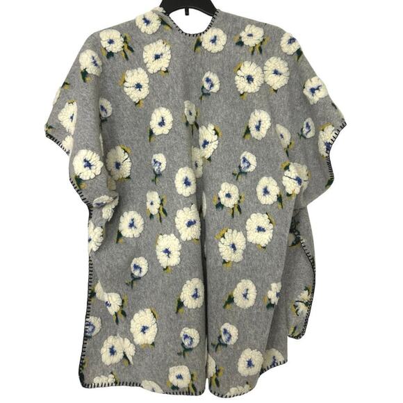 FADIVO NWT Gray 3D Floral Print One Size Open Front Poncho - Picture 6 of 11
